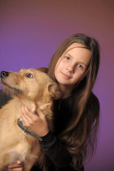 Teen flicka med en röd hund — Stockfoto