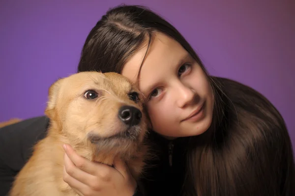 Teenager-Mädchen mit rotem Hund — Stockfoto