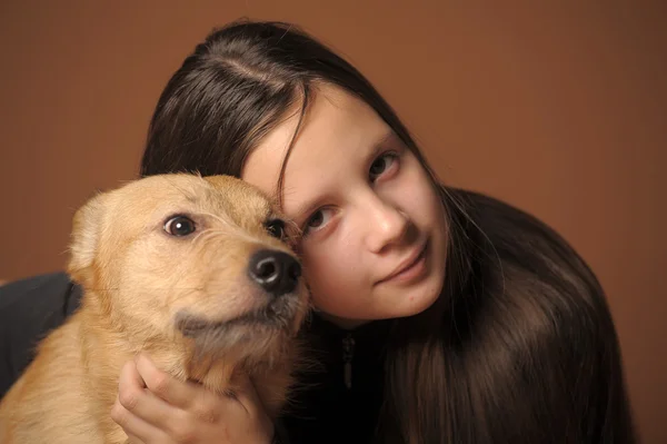 Adolescente chica con un perro rojo — Foto de Stock