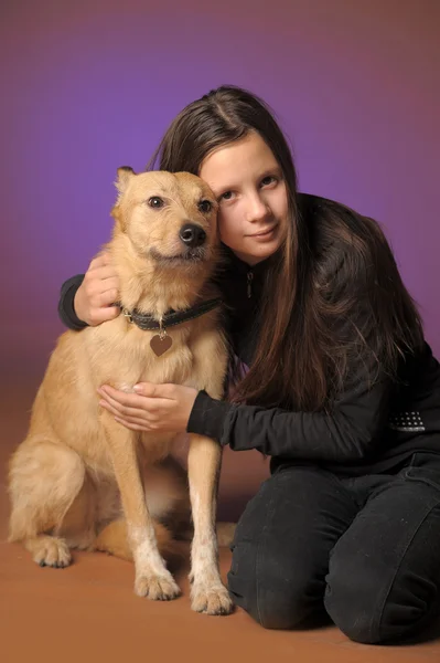 Dospívající dívka s červený pes — Stock fotografie