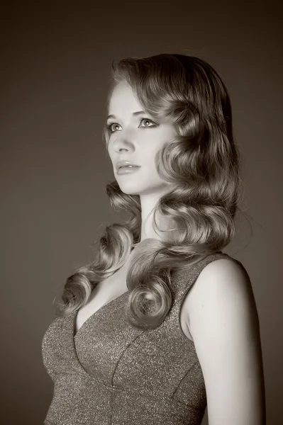 Eine schöne junge Blondine im Retro-Stil Foto — Stockfoto