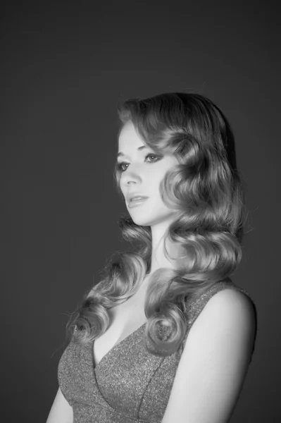 Krásná mladá blondýnka v retro stylu fotografie — Stock fotografie