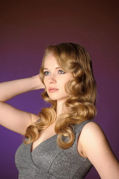 Una hermosa rubia joven en foto de estilo retro — Foto de Stock