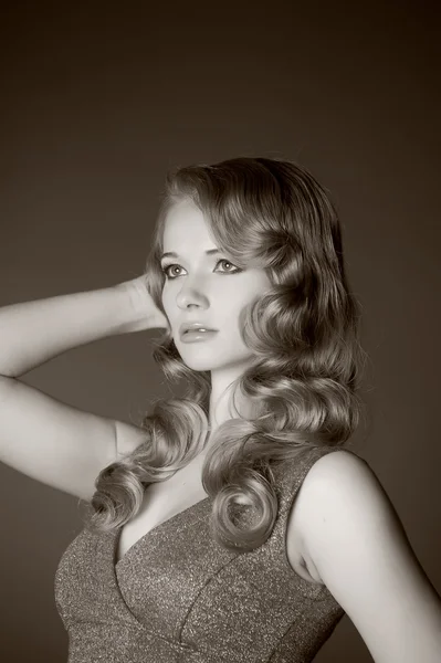 Een mooie jonge blonde in retro stijl foto — Stockfoto