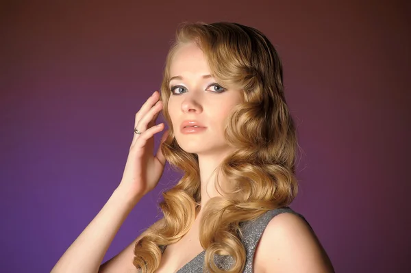 En vacker ung blondin i retro stil Foto — Stockfoto