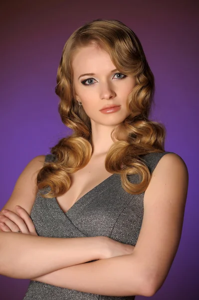 Красивая молодая блондинка в стиле ретро — стоковое фото