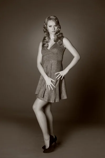 Uma bela jovem loira em estilo retro foto — Fotografia de Stock