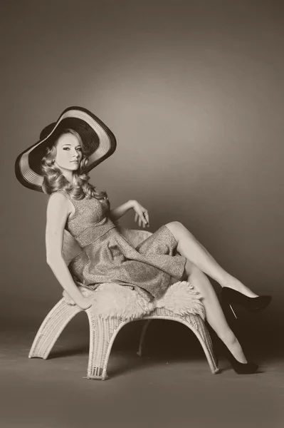 Divat lány egy nagy kalap a stúdióban — Stock Fotó