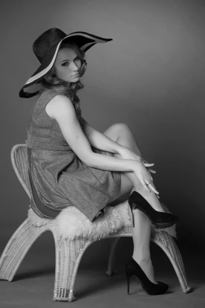 Chica de moda en un gran sombrero en el estudio — Foto de Stock