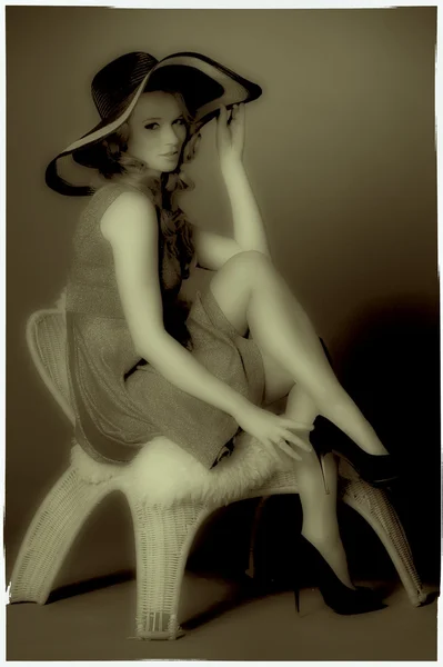 Móda dívka do velkého klobouku v ateliéru — Stock fotografie