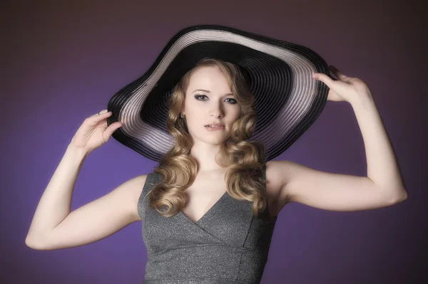Móda dívka do velkého klobouku v ateliéru — Stock fotografie