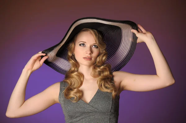 一顶大帽子在演播室的时尚女孩 — 图库照片