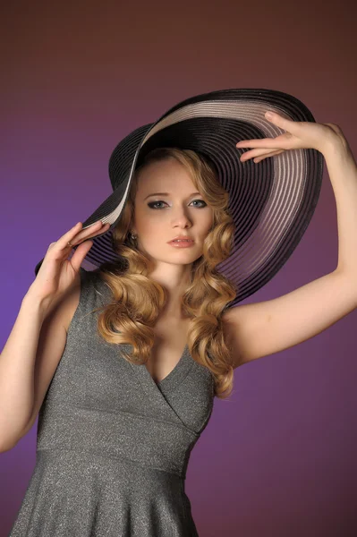 스튜디오에서 큰 모자에서 패션 소녀 — 스톡 사진
