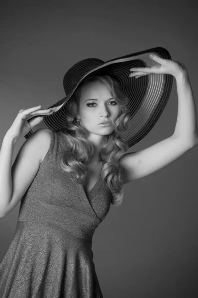 Menina da moda em um grande chapéu no estúdio — Fotografia de Stock