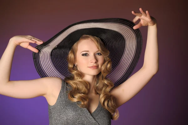 Κορίτσι της μόδας σε ένα μεγάλο καπέλο στο στούντιο — Φωτογραφία Αρχείου