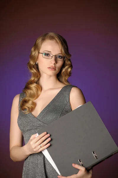 Attraktive blonde Sekretärin in einem grauen Kleid — Stockfoto