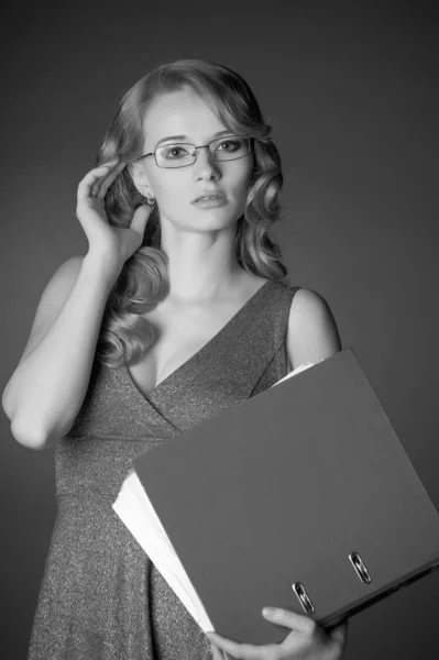 Attraktiv blond sekreterare i en grå klänning — Stockfoto