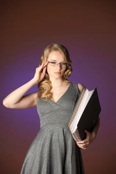 Atraktivní blonďatá sekretářka v šedých šatech — Stock fotografie