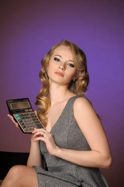 Flicka med en miniräknare — Stockfoto