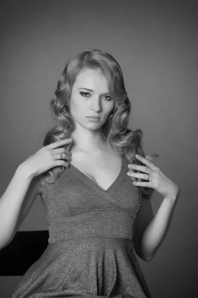 Eine schöne junge Blondine im Retro-Stil Foto — Stockfoto