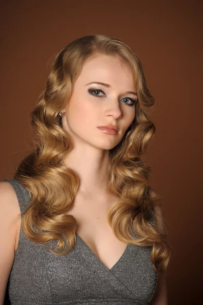Krásná mladá blondýnka v retro stylu fotografie — Stock fotografie