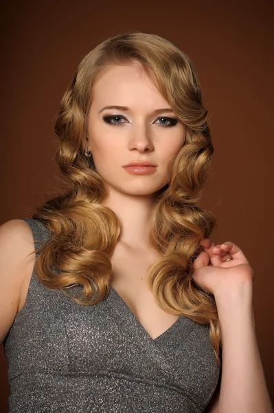 Una hermosa rubia joven en foto de estilo retro —  Fotos de Stock