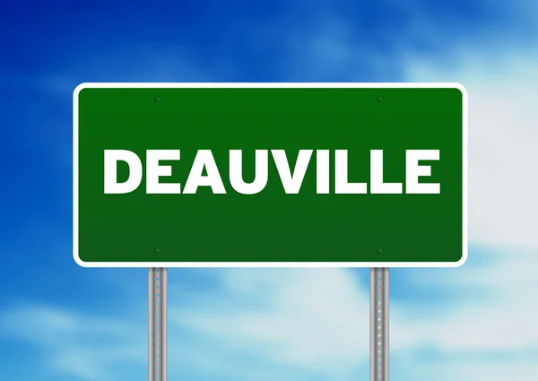 Зеленый дорожный знак - Довиль, Франция — стоковое фото