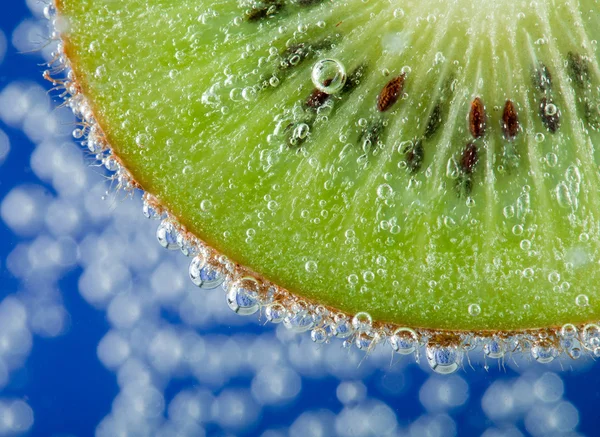 Kiwi slice i vatten — Stockfoto