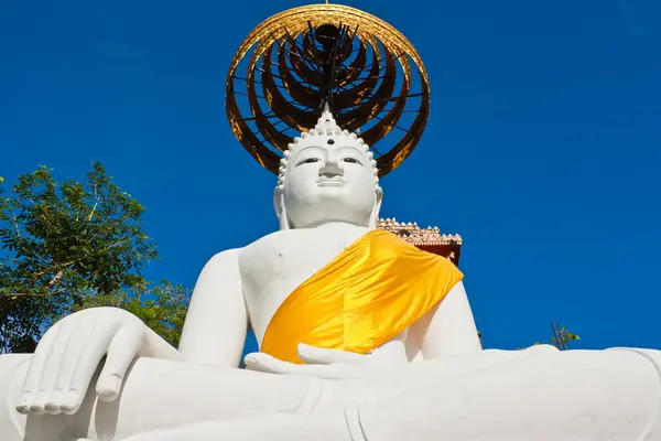 Bílá socha Buddhy s modrou oblohou — Stock fotografie