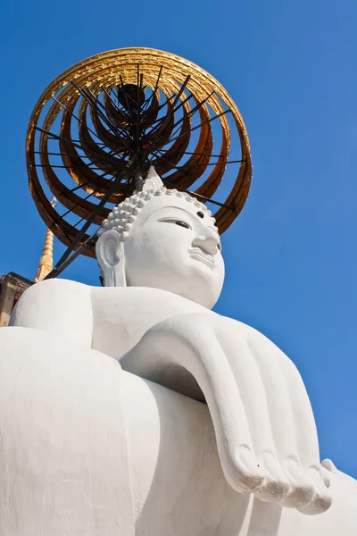 Estatua de Buda blanco con cielo azul — Foto de Stock
