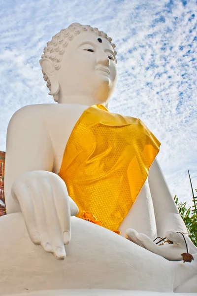 Bílá socha Buddhy s modrou oblohou — Stock fotografie