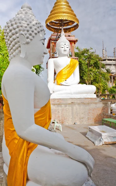 White Buddha statue with blue sky — Stock Photo, Image