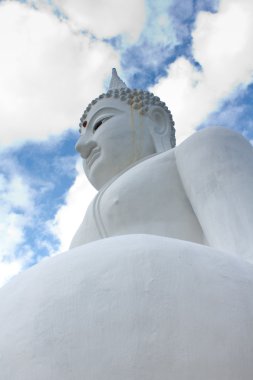 Mavi gökyüzü ile beyaz bir Buda heykeli