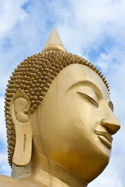 Ansikte av guld buddha staty närbild — Stockfoto