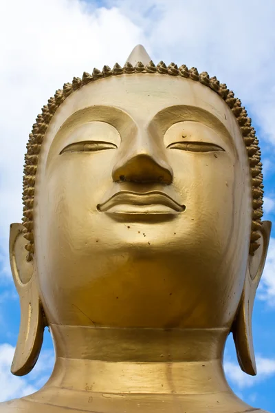 脸上的黄金佛雕像特写 — 图库照片