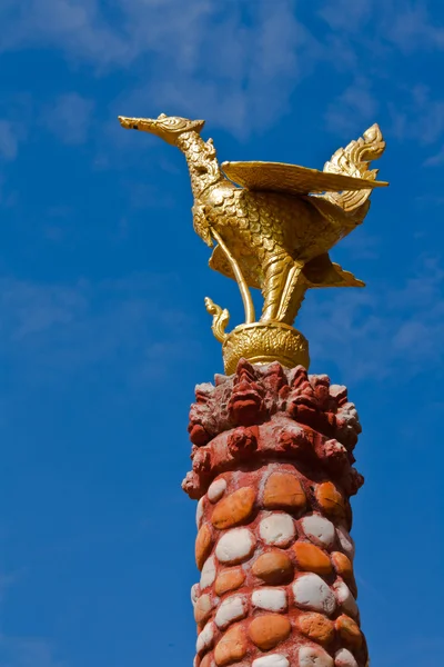 Estatua de pájaro dorado de estilo tailandés en cielo azul — Foto de Stock