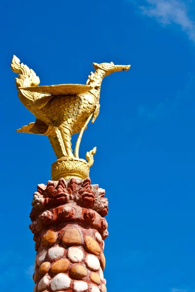 Estatua de pájaro dorado de estilo tailandés en cielo azul — Foto de Stock