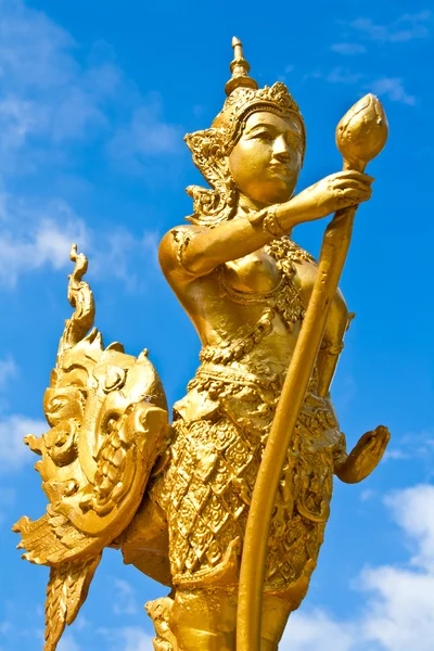 Estátua estilo tailandês "Kinnari" Tailândia . — Fotografia de Stock