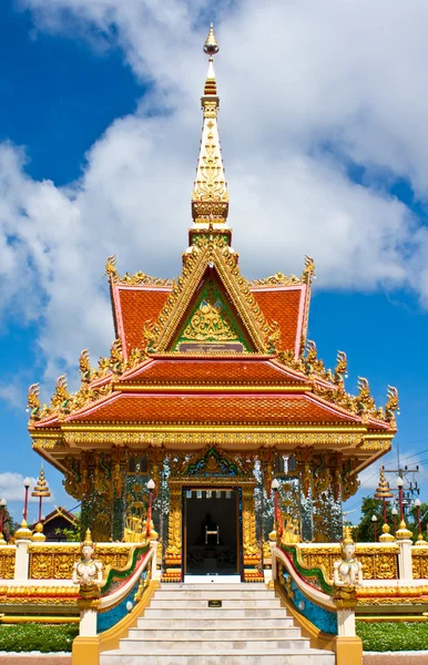 La Vivienda Mondop en el templo en Ubonratchathani, Tailandia — Foto de Stock