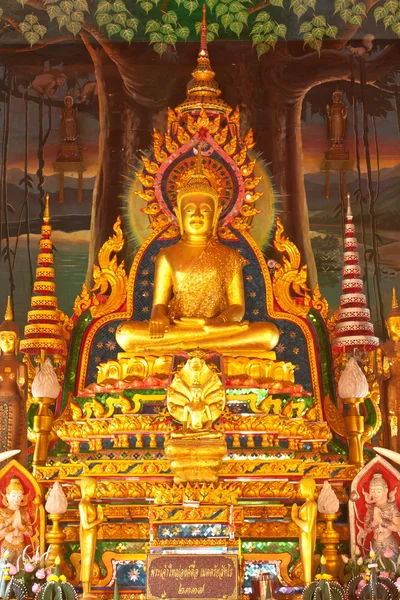 Gouden Boeddhabeeld binnen een tempel in ubonratchathani, thailand — Stockfoto