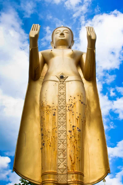 Estátua de Buda em pé dourado dentro de um templo em Ubonratchathani — Fotografia de Stock