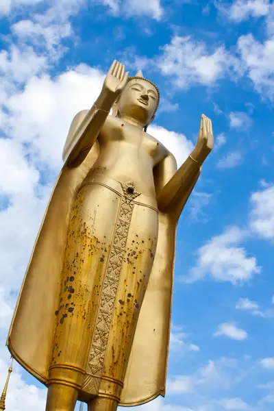 Złoty stoi posąg Buddy wewnątrz świątyni w ubonratchathani — Zdjęcie stockowe