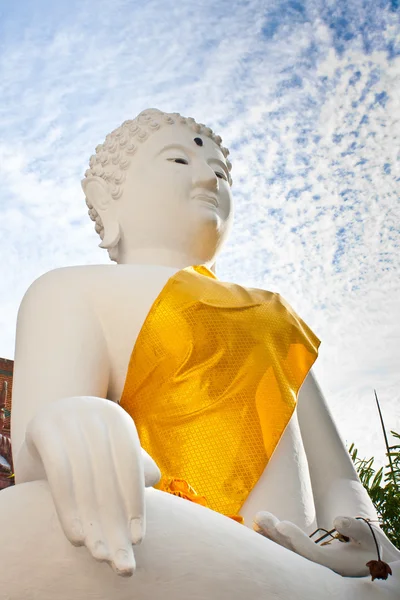 Biały posągu Buddy z błękitnego nieba — Zdjęcie stockowe