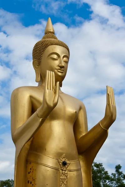 Gouden Boeddhabeeld binnen een tempel in ubonratchathani permanent — Stockfoto
