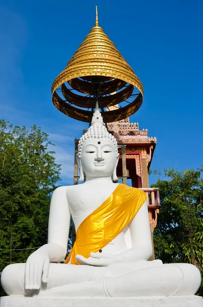 Biały posągu Buddy z błękitnego nieba — Zdjęcie stockowe