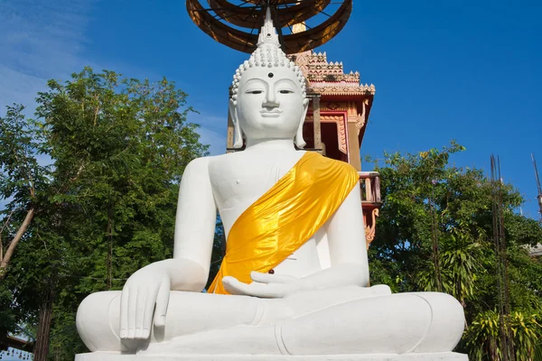 青い空と白い仏陀像 — ストック写真