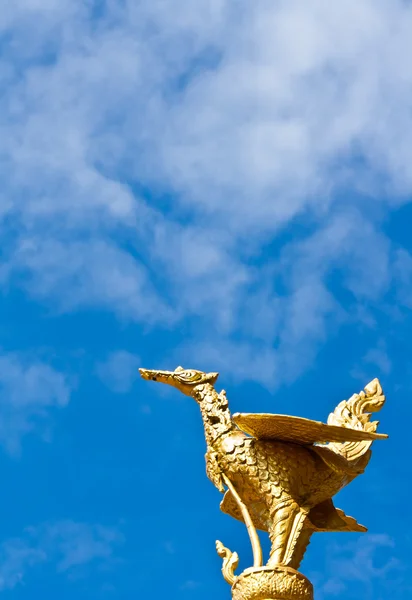 Thaise stijl gouden vogel standbeeld in blauwe hemel — Stockfoto
