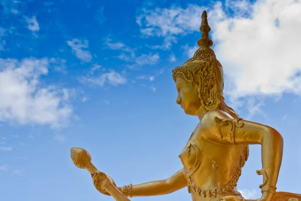 Thaise stijl standbeeld "kinnari" thailand. — Stockfoto