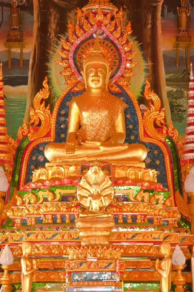 Золота статуя Будди всередині храму в Ubonratchathani, Таїланд — стокове фото
