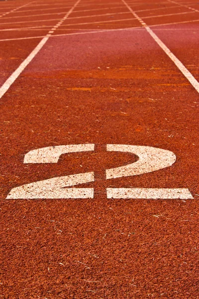 Número dos al inicio de una pista de atletismo — Foto de Stock
